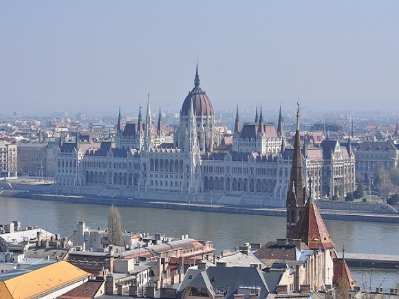 Die Donau und das Parlament